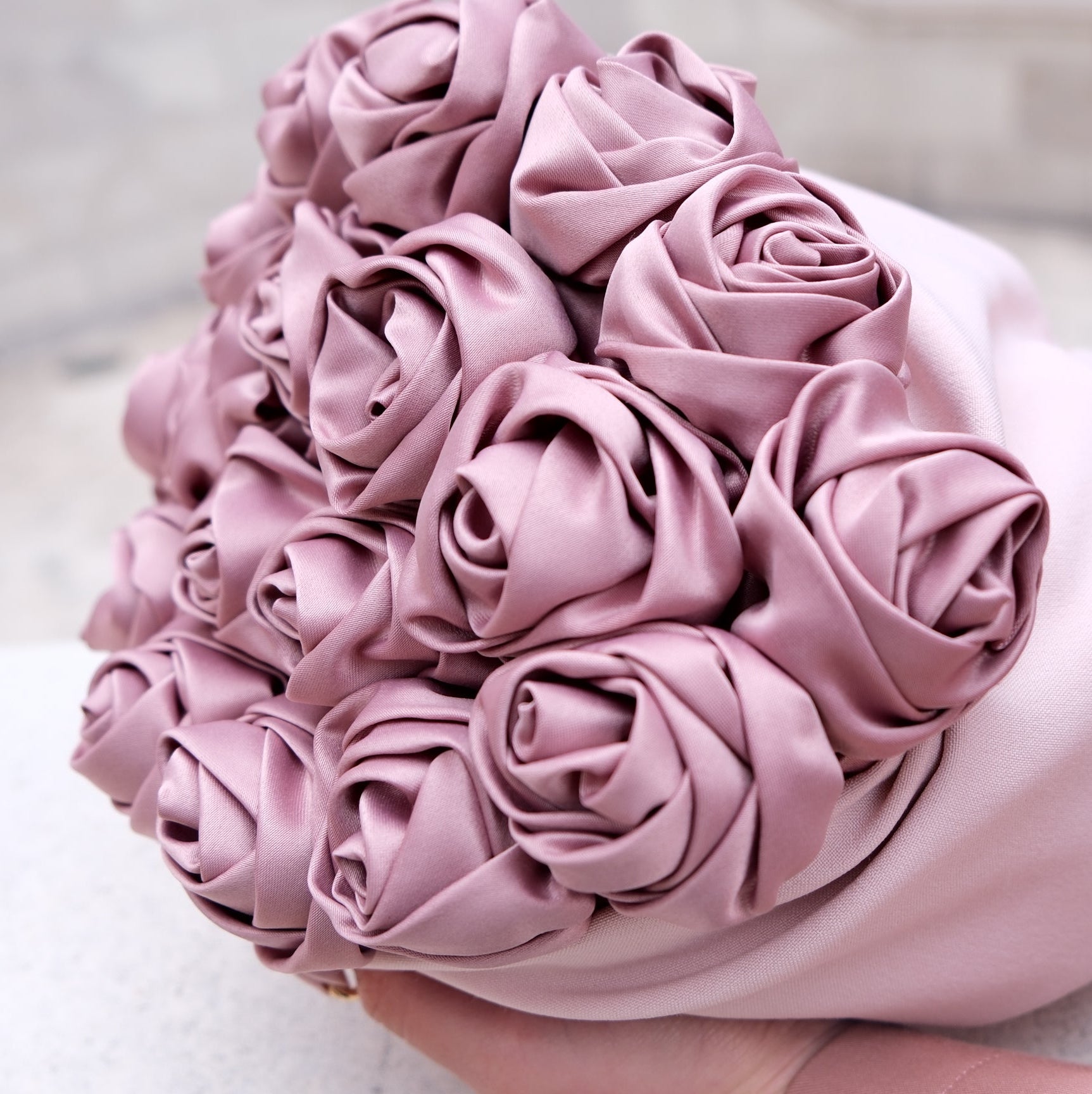 薔薇のロマッティックシェルフS ピンク W40D20H50cm She's Spectacular Bouquet for delivery today | Ruth's Roses